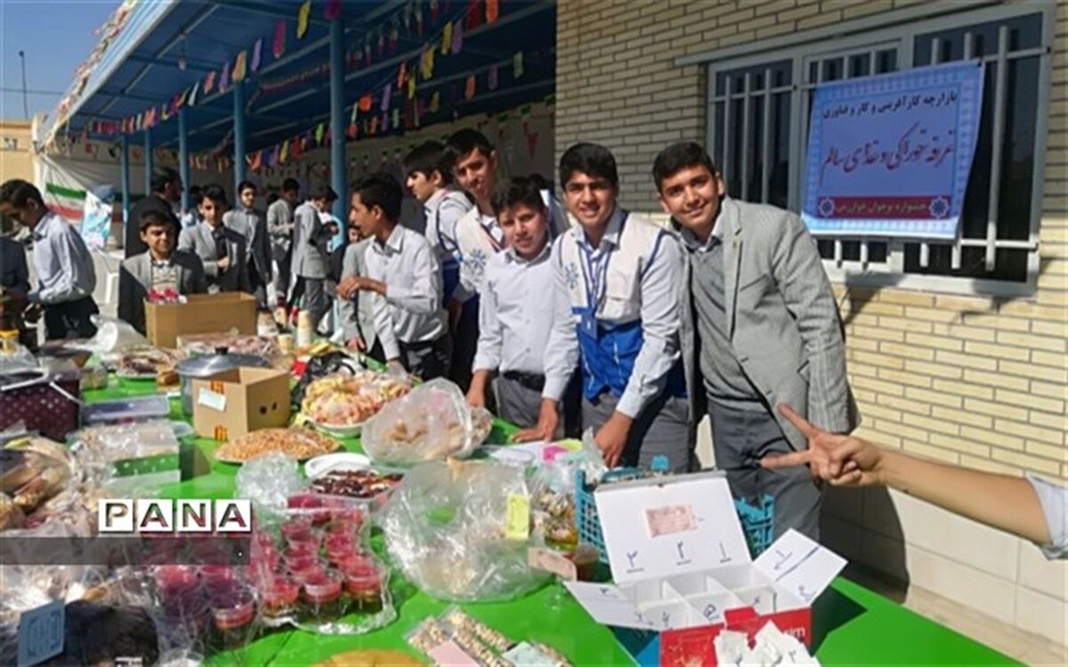 بازارچه کارآفرینی دانش آموزی در دبیرستان شهید ذوالفقاری میبد