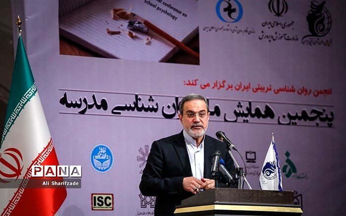 وزیر آموزش و پرورش خبرداد: ابلاغ اولین بخشنامه عملیاتی تفویض اختیار به مدارس از دیروز