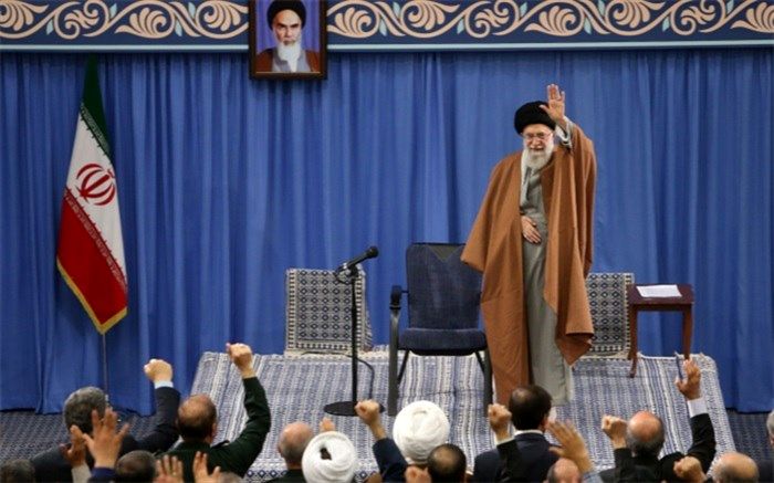 رهبر انقلاب : تکلیف آمریکا مشخص است باید مراقب اروپا بود که با خدعه عمل می‌کند