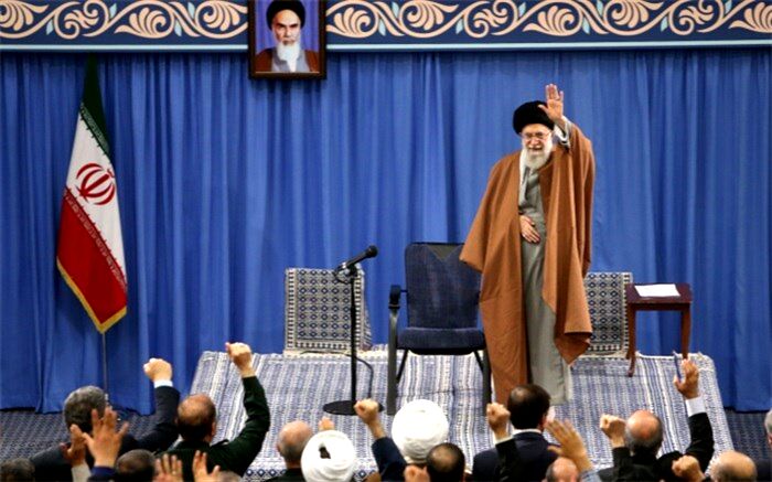 رهبر انقلاب : تکلیف آمریکا مشخص است باید مراقب اروپا بود که با خدعه عمل می‌کند