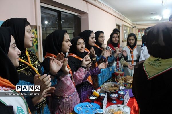 بازدید مدیرکل آموزش و پرورش استان همدان از غرفه‌های جشنواره بومی محلی سازمان دانش‌آموزی