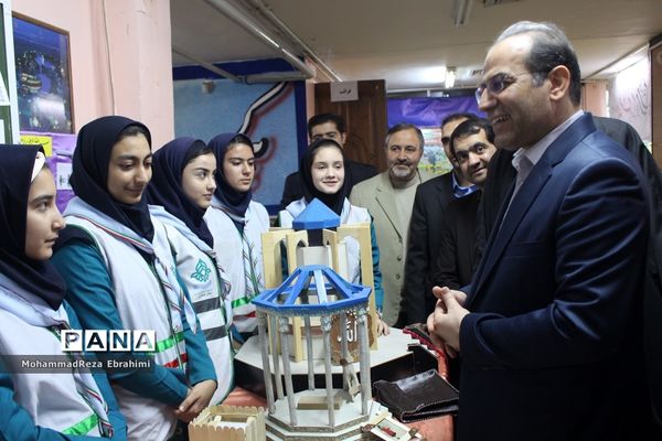 بازدید مدیرکل آموزش و پرورش استان همدان از غرفه‌های جشنواره بومی محلی سازمان دانش‌آموزی