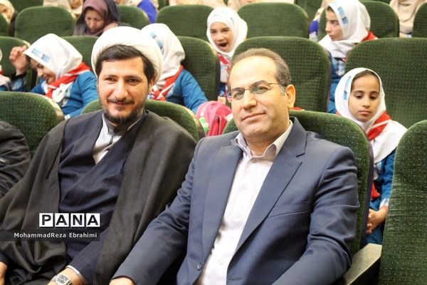 بازدید مدیرکل آموزش و پرورش استان همدان از غرفه‌های جشنواره بومی محلی سازمان دانش‌آموزی