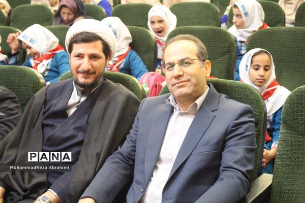 بازدید مدیرکل آموزش و پرورش استان همدان از غرفه‌های جشنواره بومی محلی سازمان دانش‌آموزی