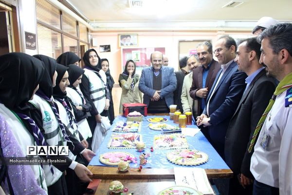 بازدید مدیرکل آموزش و پرورش استان همدان از غرفه‌های جشنواره بومی محلی سازمان دانش‌آموزی