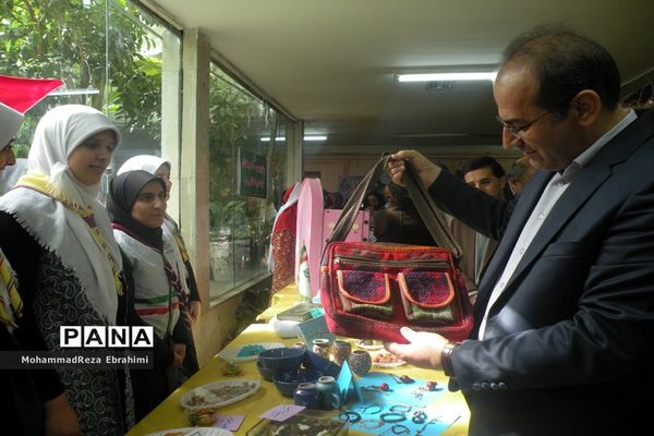 بازدید مدیرکل آموزش و پرورش استان همدان از غرفه‌های جشنواره بومی محلی سازمان دانش‌آموزی