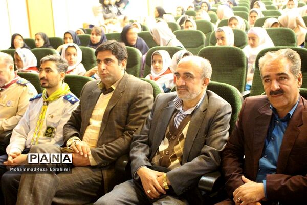 بازدید مدیرکل آموزش و پرورش استان همدان از غرفه‌های جشنواره بومی محلی سازمان دانش‌آموزی