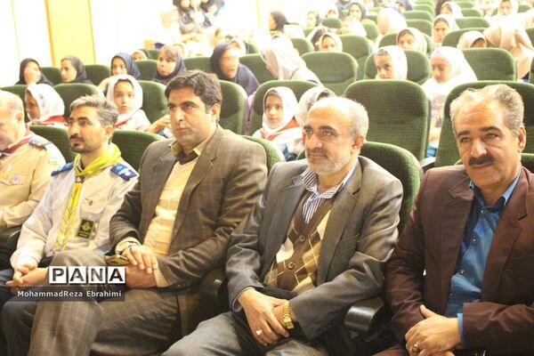 بازدید مدیرکل آموزش و پرورش استان همدان از غرفه‌های جشنواره بومی محلی سازمان دانش‌آموزی