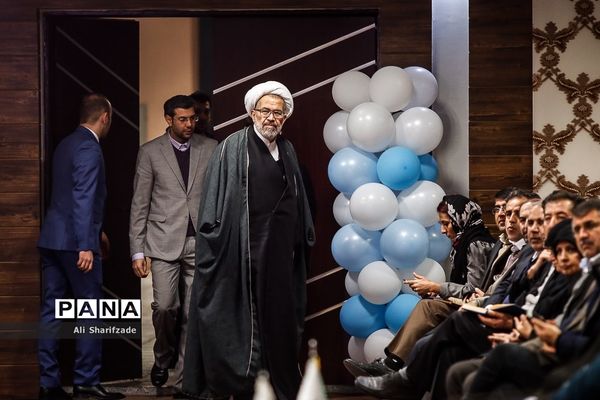 مراسم رو نمایی از کتاب «مرگ مدرسه؟» در کافه خرد