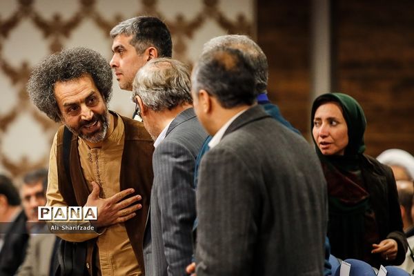 مراسم رو نمایی از کتاب «مرگ مدرسه؟» در کافه خرد