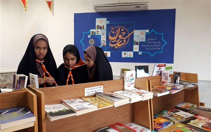 بازدید دانش آموزان مدرسه حضرت معصومه جعفریه از کتابخانه عمومی + عکس