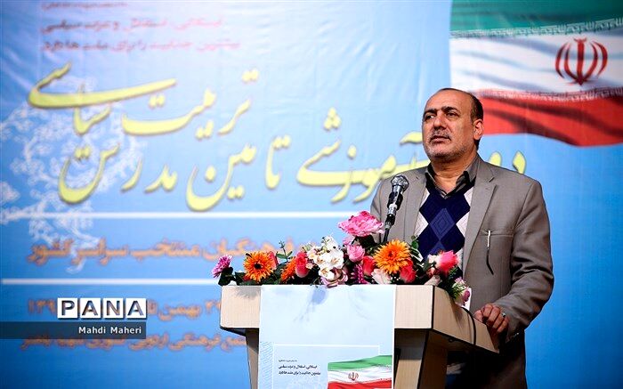 مدیرکل فرهنگی آموزش‌وپرورش: نگاه انقلابی نباید در تضاد با دولت باشد