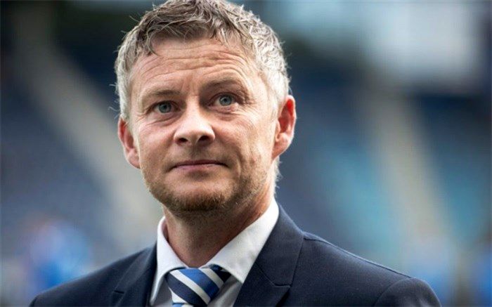 دوچهره عجیب آقای سرمربی کنار زمین و رختکن!