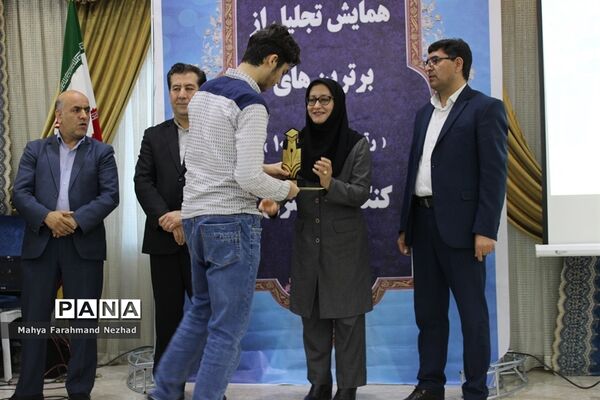 همایش تجلیل ازبرگزیدگان رتبه‌های زیر هزار کنکور سراسری در اسلامشهر