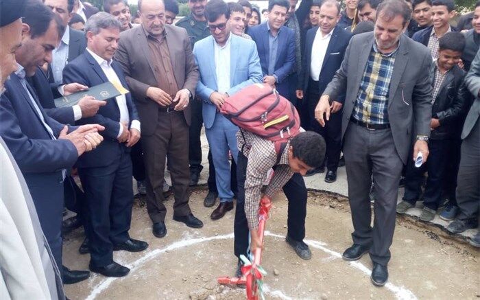 دانش‌آموز فراشبندی کلنگ احداث یک مدرسه 6 کلاسه را به زمین زد