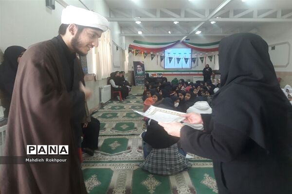 برگزاری مراسم یادواره شهدا دردبیرستان فخرالزمان قریب