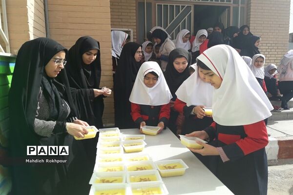 برگزاری مراسم یادواره شهدا دردبیرستان فخرالزمان قریب
