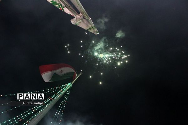 گلبانگ الله اکبر و نورافشانی میادین شهرقدس درشب ۲۲ بهمن