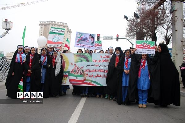 حضور دانش‌آموزان در راهپیمایی 22 بهمن مشهد