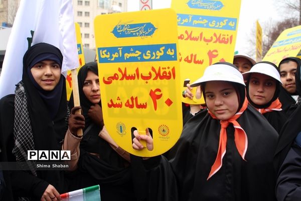 حضور دانش‌آموزان در راهپیمایی 22 بهمن مشهد