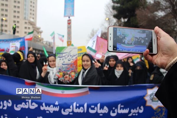 حضور دانش‌آموزان در راهپیمایی 22 بهمن مشهد