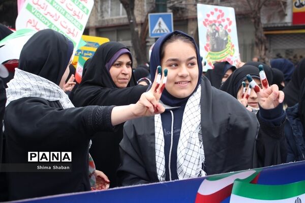 حضور دانش‌آموزان در راهپیمایی 22 بهمن مشهد