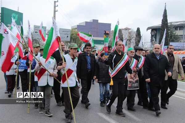 حضور دانش‌آموزان پیشتاز مازندران در راهپیمایی 22 بهمن و حمل مشعل 40سالگی انقلاب