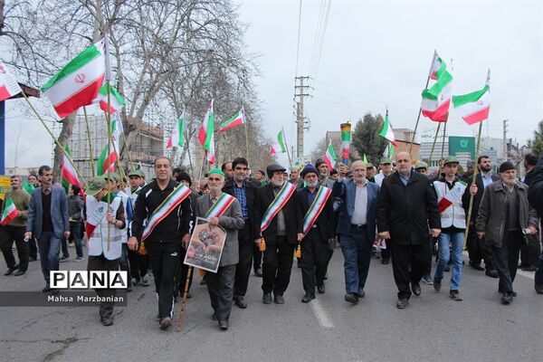 حضور دانش‌آموزان پیشتاز مازندران در راهپیمایی 22 بهمن و حمل مشعل 40سالگی انقلاب
