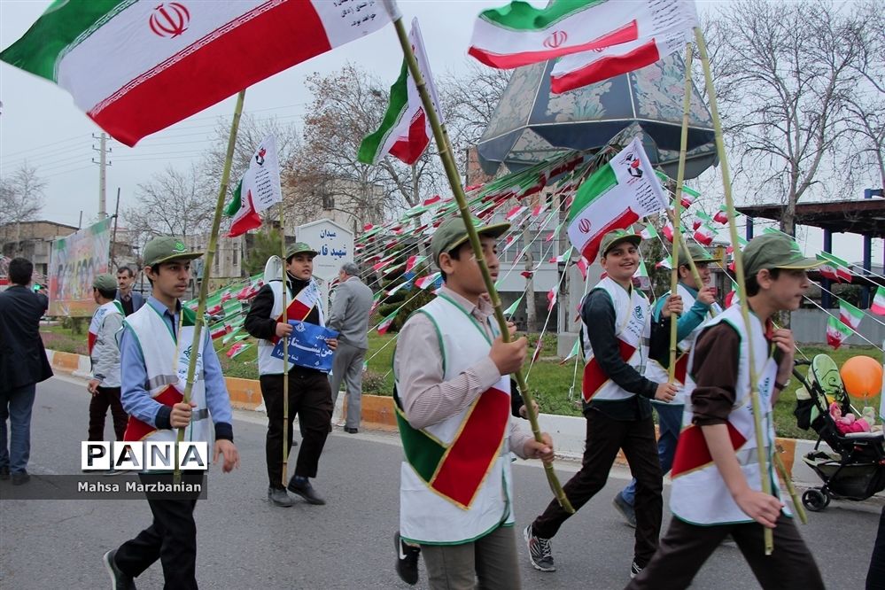 حضور دانش‌آموزان پیشتاز مازندران در راهپیمایی 22 بهمن و حمل مشعل 40سالگی انقلاب