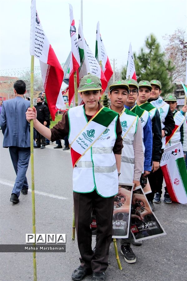 حضور دانش‌آموزان پیشتاز مازندران در راهپیمایی 22 بهمن و حمل مشعل 40سالگی انقلاب