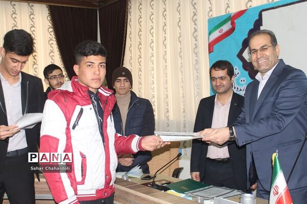 نشست مشترک مجلس و شورای دانش‌آموزی در همدان