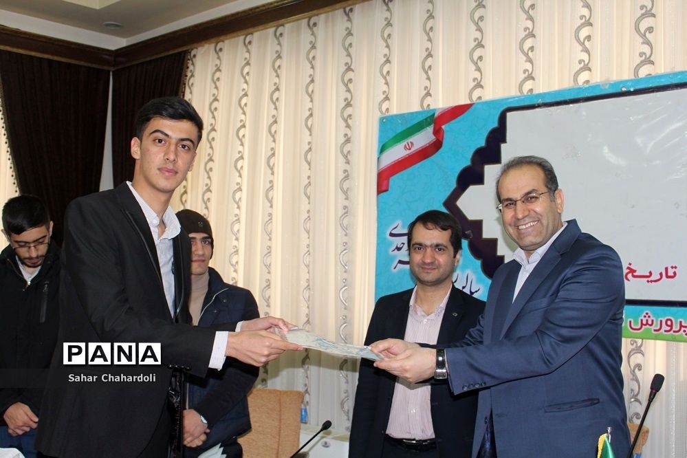 نشست مشترک مجلس و شورای دانش‌آموزی در همدان