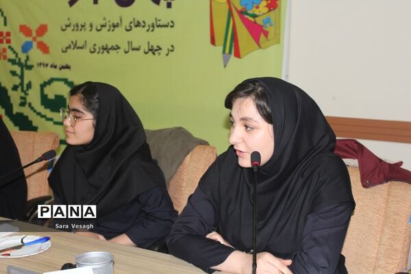 نشست صمیمی اعضای مجلس و شورای دانش‌آموزی با معاون پرورشی و فرهنگی آموزش و پرورش استان همدان