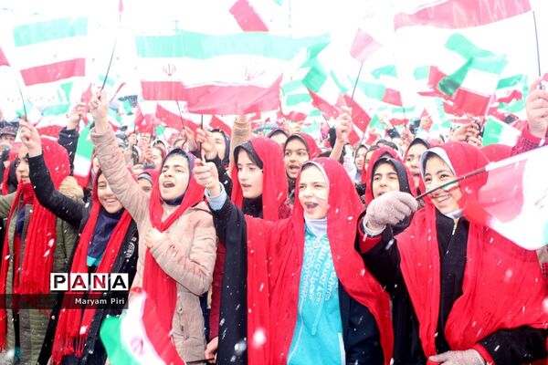 تمرین نهایی سرود 1357 نفری توسط دانش آموزان مدارس منتخب همدان