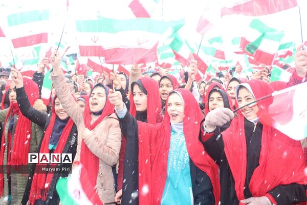 تمرین نهایی سرود 1357 نفری توسط دانش آموزان مدارس منتخب همدان