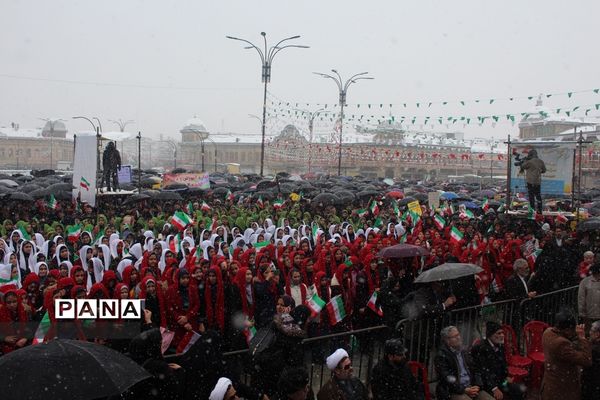 تمرین نهایی سرود 1357 نفری توسط دانش آموزان مدارس منتخب همدان