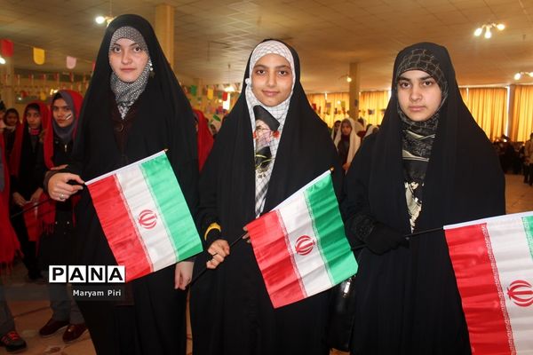 تمرین نهایی سرود 1357 نفری توسط دانش آموزان مدارس منتخب همدان