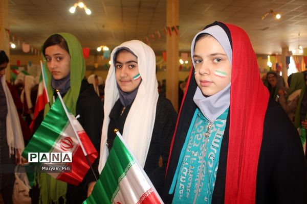 تمرین نهایی سرود 1357 نفری توسط دانش آموزان مدارس منتخب همدان