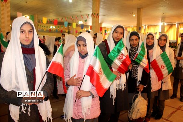 تمرین نهایی سرود 1357 نفری توسط دانش آموزان مدارس منتخب همدان