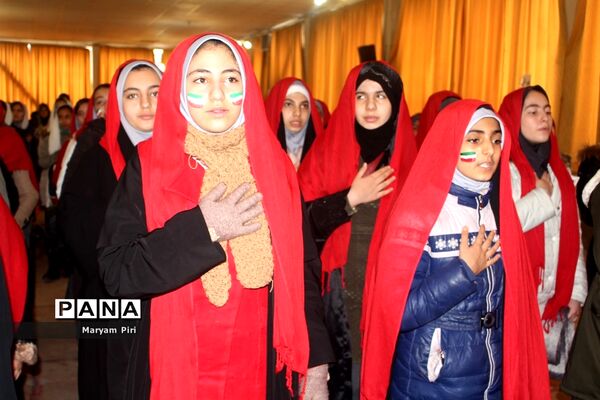 تمرین نهایی سرود 1357 نفری توسط دانش آموزان مدارس منتخب همدان