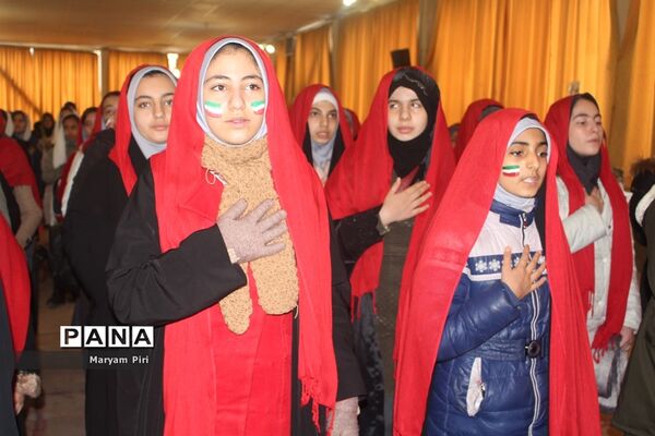 تمرین نهایی سرود 1357 نفری توسط دانش آموزان مدارس منتخب همدان