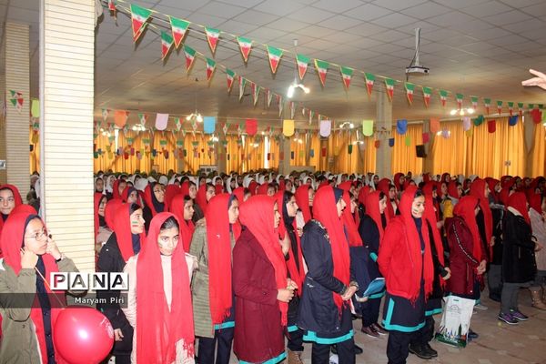 تمرین نهایی سرود 1357 نفری توسط دانش آموزان مدارس منتخب همدان