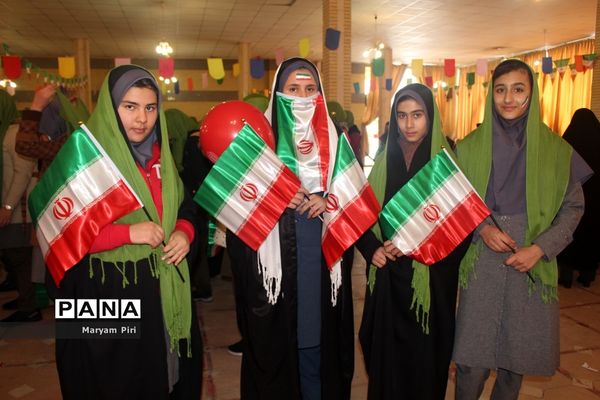 تمرین نهایی سرود 1357 نفری توسط دانش آموزان مدارس منتخب همدان