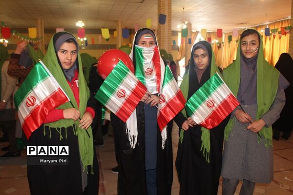تمرین نهایی سرود 1357 نفری توسط دانش آموزان مدارس منتخب همدان