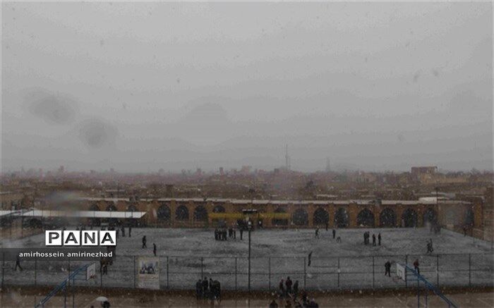 شادی دانش آموزان بعد از انتظار طولانی برای برف