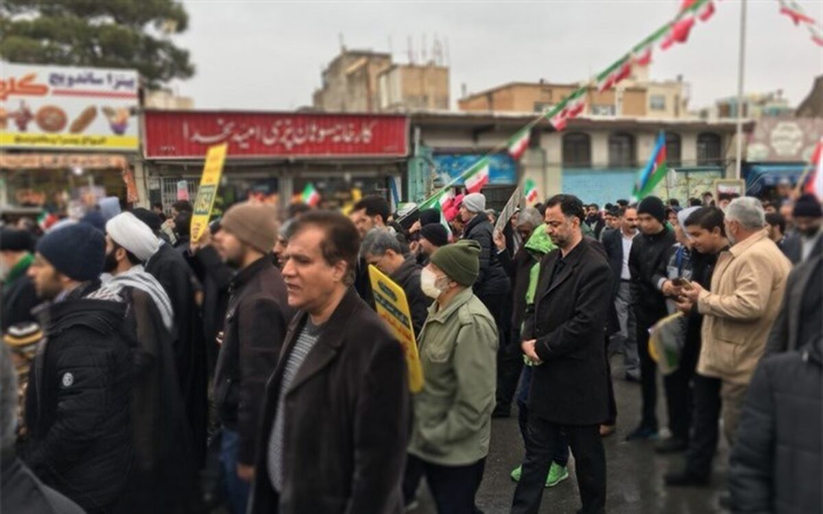 رنگ و بوی انقلاب با شرکت فرهنگیان قم در راه پیمایی 22 بهمن عطر 40 سالگی را شنید
