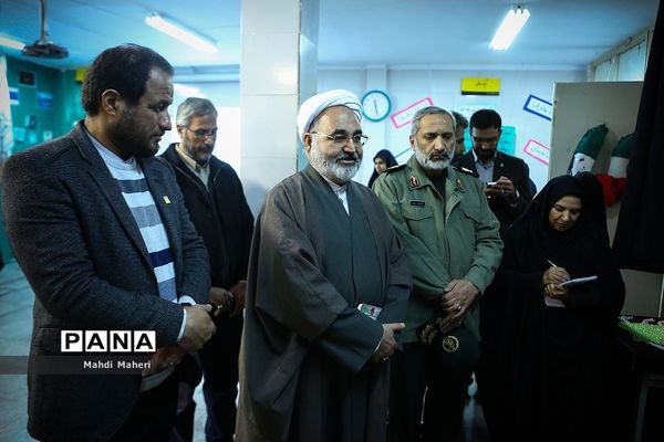 بازدید معاون حقوقی و امور مجلس وزارت آموزش و پرورش  از نمایشگاه مدرسه انقلاب در مدرسه دخترانه اسلامی علوی