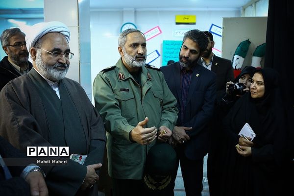 بازدید معاون حقوقی و امور مجلس وزارت آموزش و پرورش  از نمایشگاه مدرسه انقلاب در مدرسه دخترانه اسلامی علوی