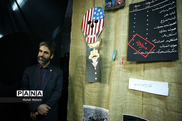 بازدید معاون حقوقی و امور مجلس وزارت آموزش و پرورش  از نمایشگاه مدرسه انقلاب در مدرسه دخترانه اسلامی علوی