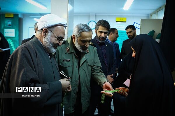 بازدید معاون حقوقی و امور مجلس وزارت آموزش و پرورش  از نمایشگاه مدرسه انقلاب در مدرسه دخترانه اسلامی علوی